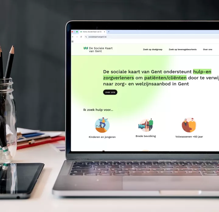 Mockup van een laptop met de website van de sociale kaart weergeven
