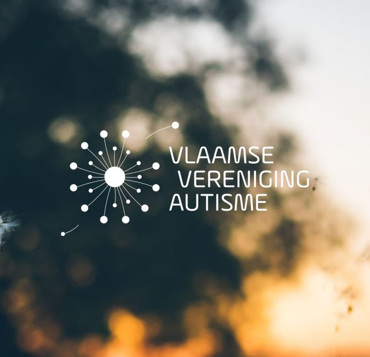 Vlaamse Vereniging Autisme logo op een backdrop