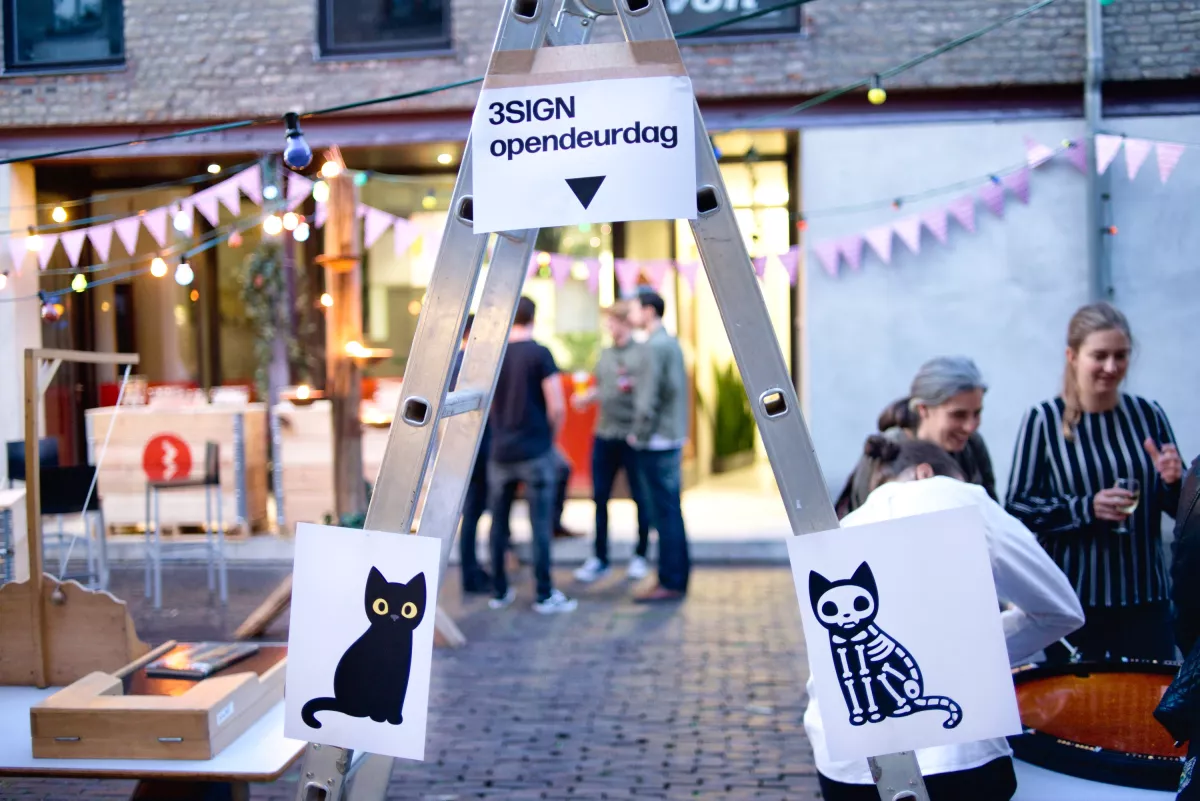 Opendeurdag bij 3sign op vrijdag de 13de, met een ladder waar jer onder moet om binnen te komen