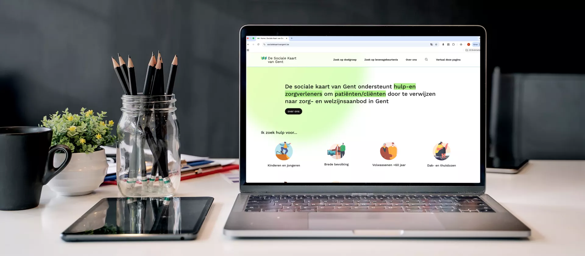 Mockup van een laptop met de website van de sociale kaart weergeven