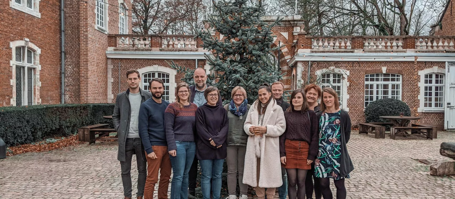 Het bestuur van VVKP voor een kerstboom