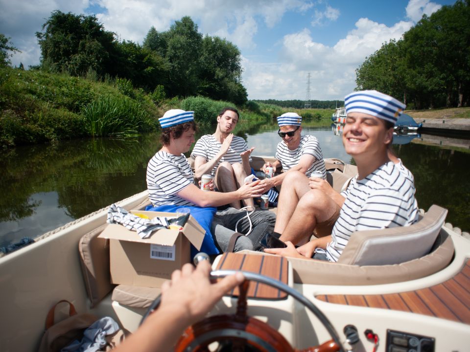 Foto van de verhuis van 3sign naar Gent - ons team in een bootje.