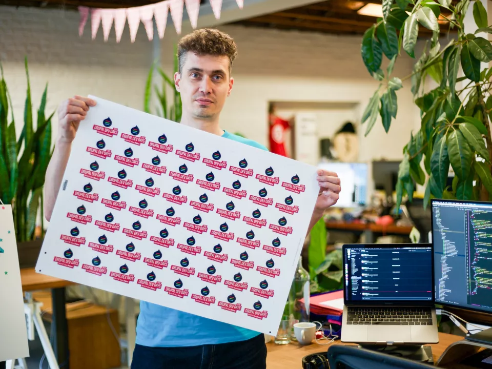 22 oktober 2019, het logo van de Drupal Dev Days op laptop-stickertjes 22 oktober 2019, het logo van de Drupal Dev Days op laptop-stickertjes