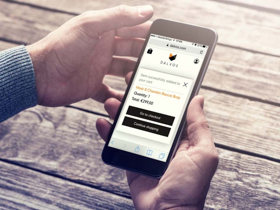 Weergave van de Dalvos webshop op een iPhone Weergave van de Dalvos webshop op een iPhone
