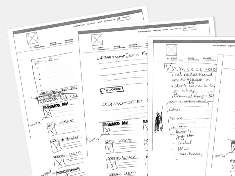 Enkele handgetekende wireframes voor de site van Domus Medica