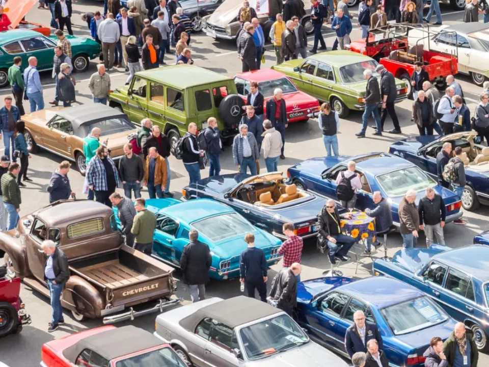 een luchtfoto van het open air gedeelte van techno classics