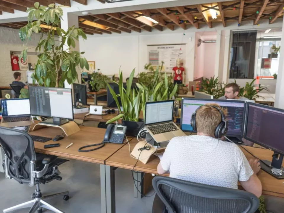 Kantoor van 3sign waar iemand aan het bellen is