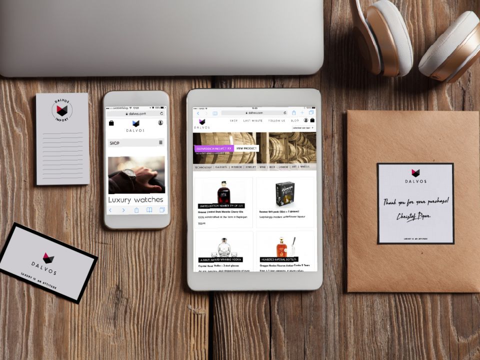 Verschillende huisstijlelementen (naamkaart, notabloc, website, envelop) van Dalvos op een bureau Verschillende huisstijlelementen (naamkaart, notabloc, website, envelop) van Dalvos op een bureau