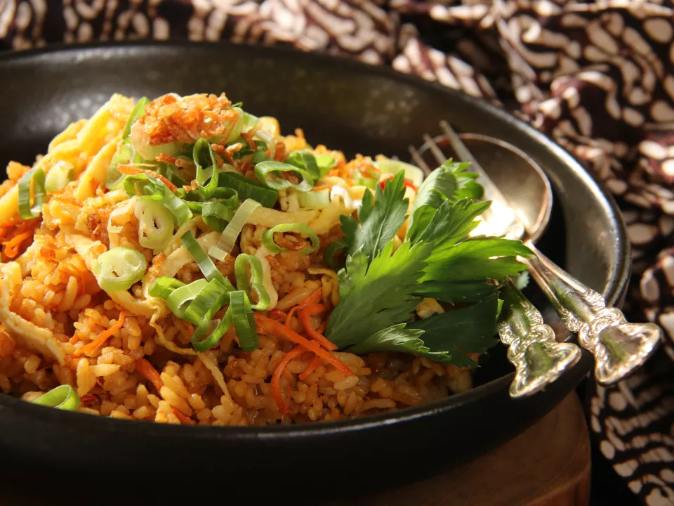 Nasi Goreng met Sambal gegarneerd met een blaadje perterselie en gesnipperde ui Nasi Goreng met Sambal gegarneerd met een blaadje perterselie en gesnipperde ui