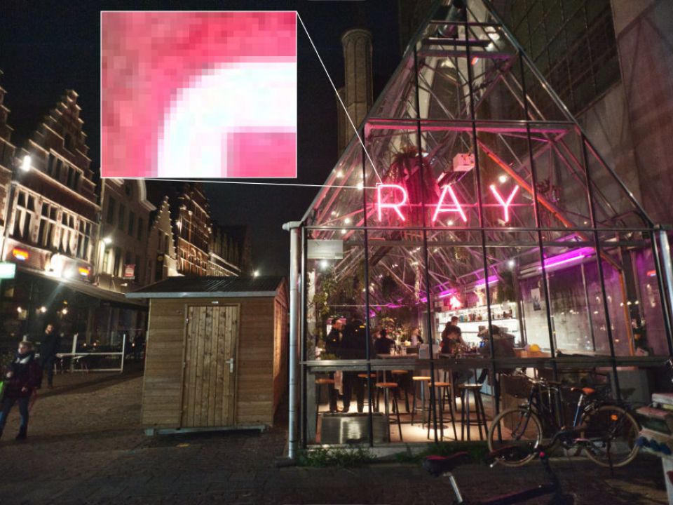 Foto van RAY in Gent met een detail weergave van het neon logo