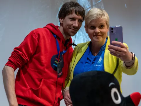 Nick Veenhof en Baddy Sonja Breidert nemen een selfie