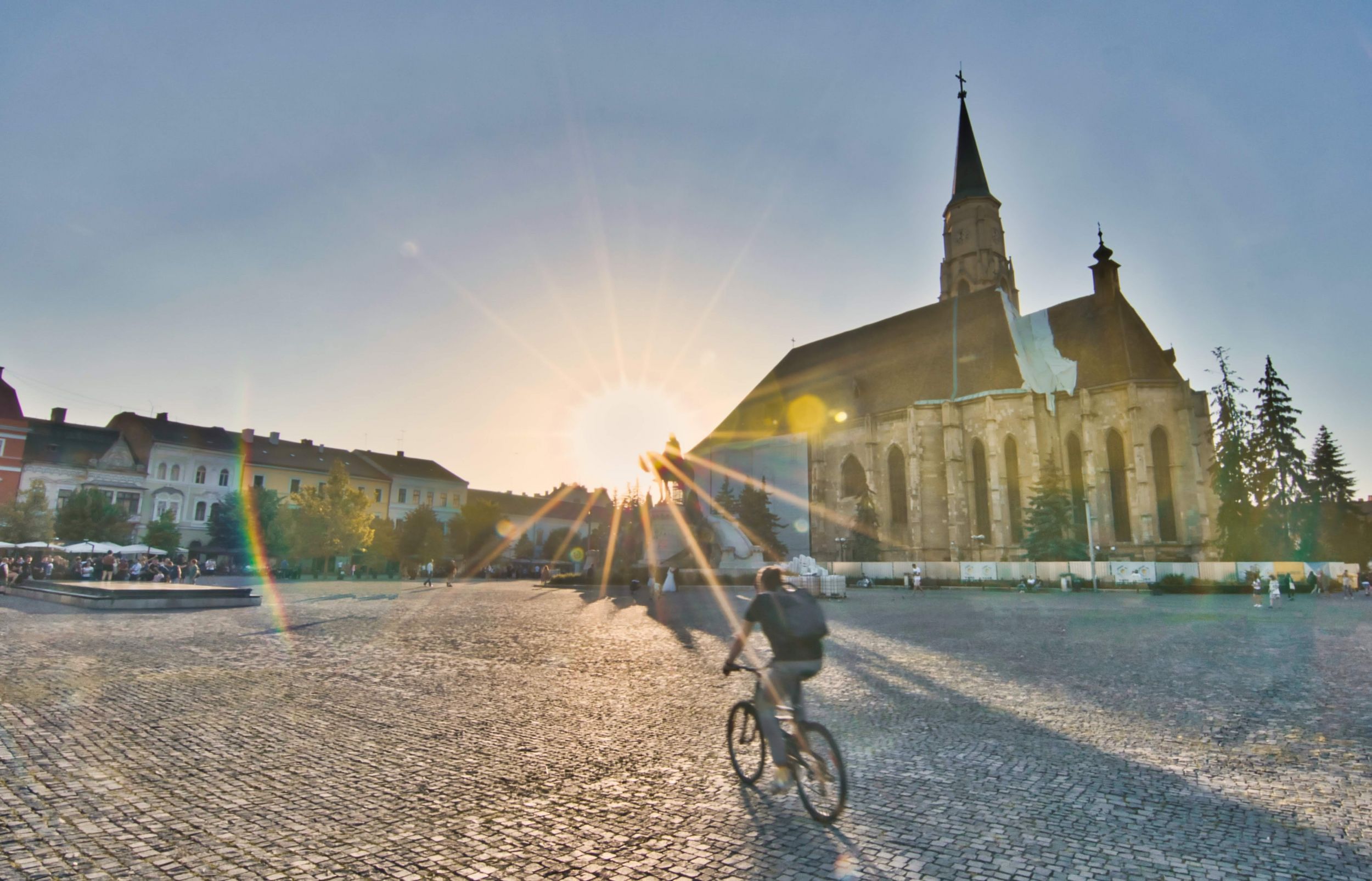 Fietser op het plein in centrum Cluj-Napoca